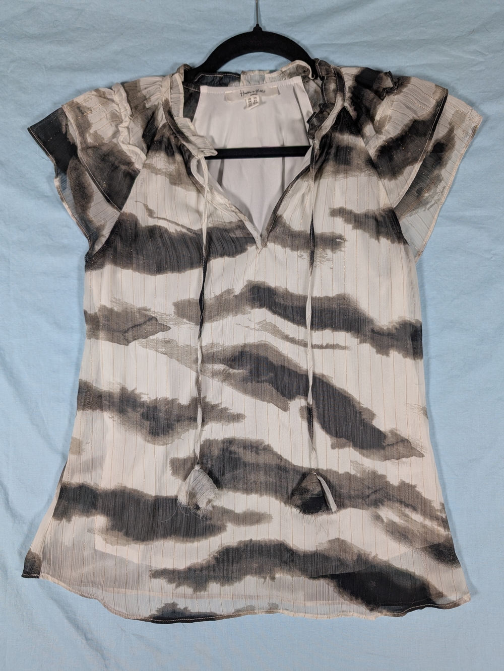 Hannah Tie-Neck Short Sleeve Blouse in Black & White Wash